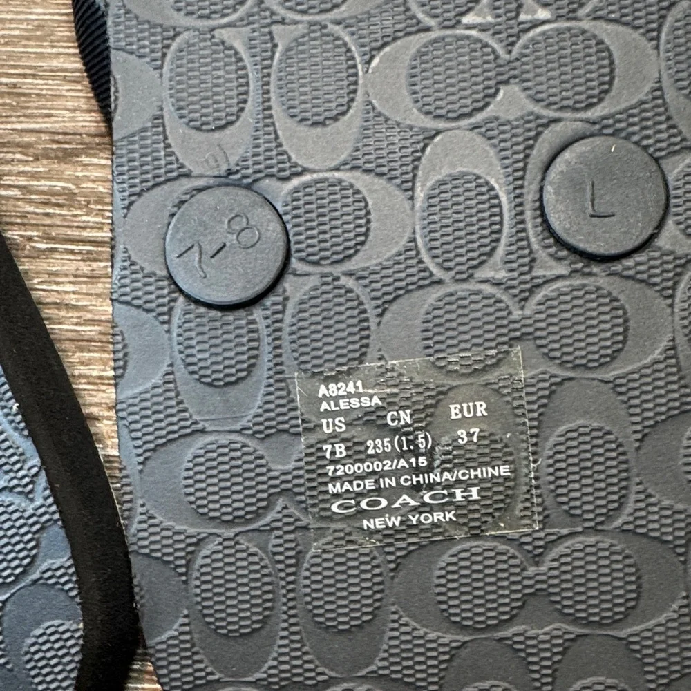 Coach Black and Yellow Geometric Flip Flops woman’s 7 (j23)